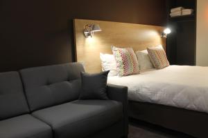 Hotels Campanile Laval Nord : Chambre Nouvelle Génération avec 2 Lits Doubles et 1 Lit Simple