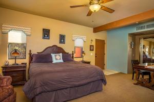 Native Spirits King Room with Mountain View room in Alma De Sedona Inn B&B