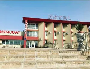 Hotel Caras - 萨斯卡蒙塔讷