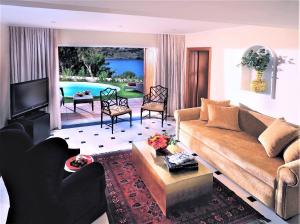 Luxury 1 Bedroom Suite with Sharing Pool