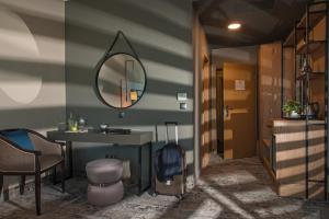 Superior Business Room - King size Bed room in Best Western Plus Expo Hotel