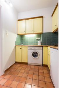 Downtown urban apartment for 4 people in Plaka