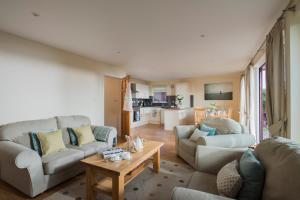 8 Berth Superior Wooden Lodge 4 Bed (2xD 2xT) with Hot Tub room in Retallack Resort & Spa