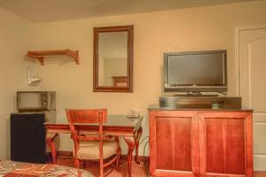 Queen Room room in Amber Sky Motel