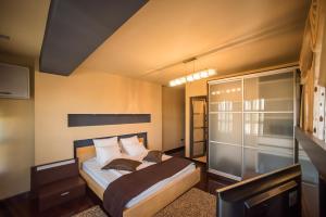 SIMPLE BUCHAREST SELF CHECk IN