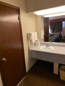 Queen Room room in Kansas Inn