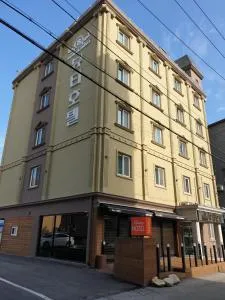 The Beauty Hotel - Tŭngmyŏng-ni