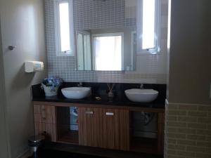 Praia da Pinheira, alto padrão, 5 dormitórios, 4 BWC, climatizada 150 m praia