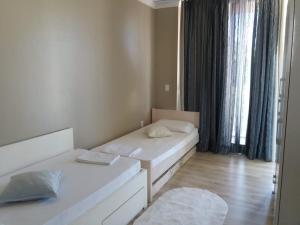 Praia da Pinheira, alto padrão, 5 dormitórios, 4 BWC, climatizada 150 m praia