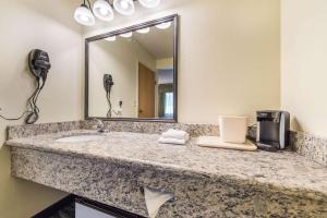Queen Room - Non-Smoking room in Quality Inn Bellevue