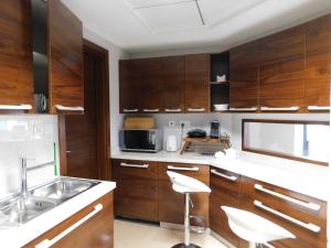 Luton Vacation Homes - The Marina Torch - Sea view - 64AB07