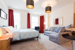 Stylish Town Centre Apartment Close to Beach and Shops