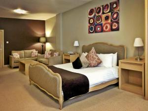 Suite room in Antoinette Hotel Wimbledon