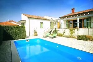 Spacious Villa in Parecag with a Swimming Pool - Letalisce Porforoz