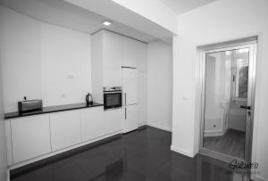 Downtown 3 Bedroom with Balcony - Quiet Street - Family Friendly - Groups