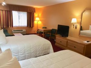 Two Queen Suite - Non-Smoking room in Parkfield Inn - Clinton