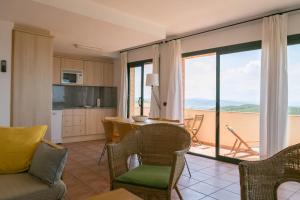 2 bedroom apartment in Begur center. Sea views terrace and pool Ref:H09
