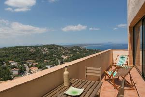 2 bedroom apartment in Begur center. Sea views terrace and pool Ref:H09