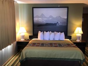 Queen Room with Two Queen Beds - Mobility Access/Non-Smoking room in Super 8 by Wyndham Driggs