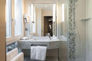 Standard Twin Room room in Best Western Plus Hotel Sydney Opera