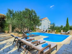 Luxurious Villa in Murter with Pool