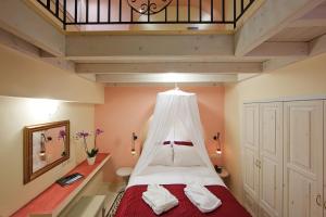 Master Suite with Outdoor Hot Tub (Forms of Light)