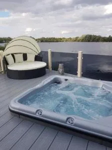Dees hot tub breaks at Tattershall Lakes Jet Ski 4 - Tattershall