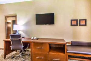 King Suite - Accessible/Non-Smoking room in Comfort Suites Houston I45 North