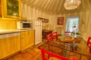 B&B / Chambres d'hotes Mas d'Escattes : Appartement - Rez-de-Chaussée