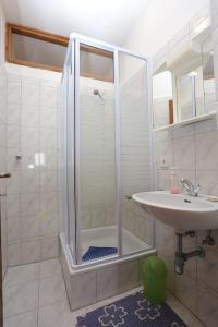 Apartments with a parking space Kastel Stari, Kastela - 16344