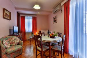 Villa Velzon Guesthouse