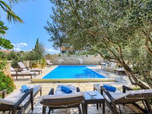 Apartment in Murter with Sea View and Pool