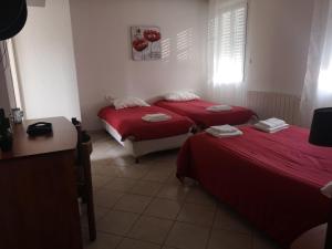 Hotels Hotel Castel d'Olmes : Chambre Quadruple