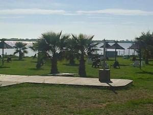 Campings Le Panorama, 3 Ch, 43m2, climatise, super equipe, draps, linge de maison inclus, terrasse fermable de 18m2 : photos des chambres