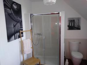 B&B / Chambres d'hotes Les Hotes du Prieure : Chambre Quadruple avec Salle de Bains Privative