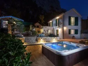 Luxurious Holiday Home in Makarska with Jacuzzi - Makar
