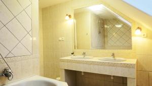 Apartment with Balcony room in Hőforrás Wellness Panzió