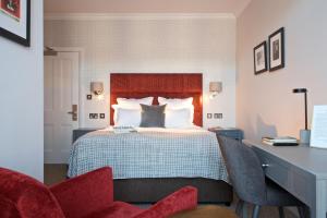 Deluxe Double Room room in 54 Queen's Gate Hotel