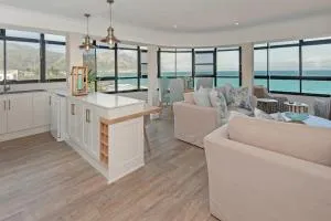 The Sun, Whales & Waves - Seafront Apartment - Gansbaai