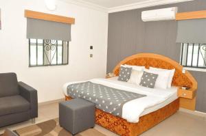 Ne-yo Hotel, Отели - Asaba