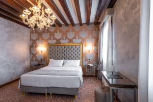 Deluxe Double or Twin Room with Canal View