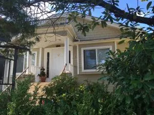 Cozy Bedrooms Guest House - Vancouver