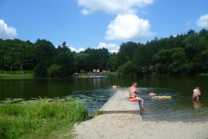 Dom z widokiem na jezioro i domek nad jeziorem