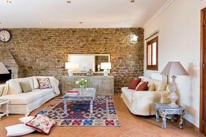 Kostas House
