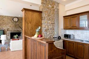 Kostas House