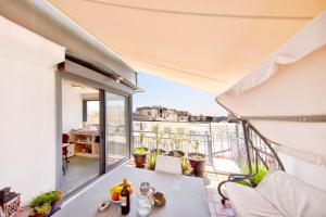 Topfloor stylish apartment with Acropolis view!