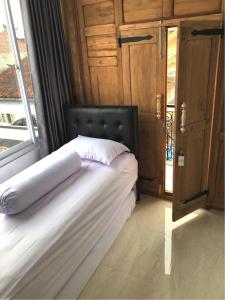 Phòng 2 Giường Đơn Nhìn Ra Thành Phố (Twin Room with City View)