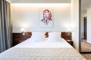 Deluxe Queen Room with Queen Bed and View - Non-Smoking room in Best Western Plus Hotel Les Humanistes