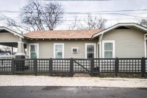 Hackberry St #B Renovated 2BR Near Downtown SA