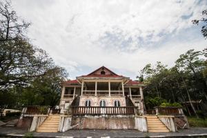 Kroque Boutique & Bistro